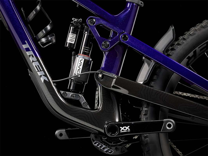 Trek Slash 9.9 XX AXS Gen6（トレックスラッシュ9.9 XX AXS Gen6）Purple Abyss（パープルアビスカラー）のフレーム下部のカラーリングとデザイン