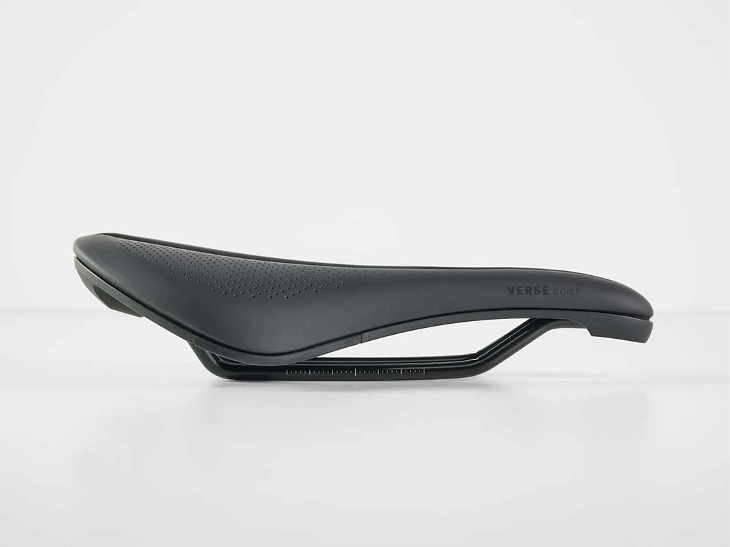 品名：トレックバースショートコンプサドル（Trek Verse Short Comp Bike Saddle）、撮影部位：真横から座面の曲面がわかるような画像