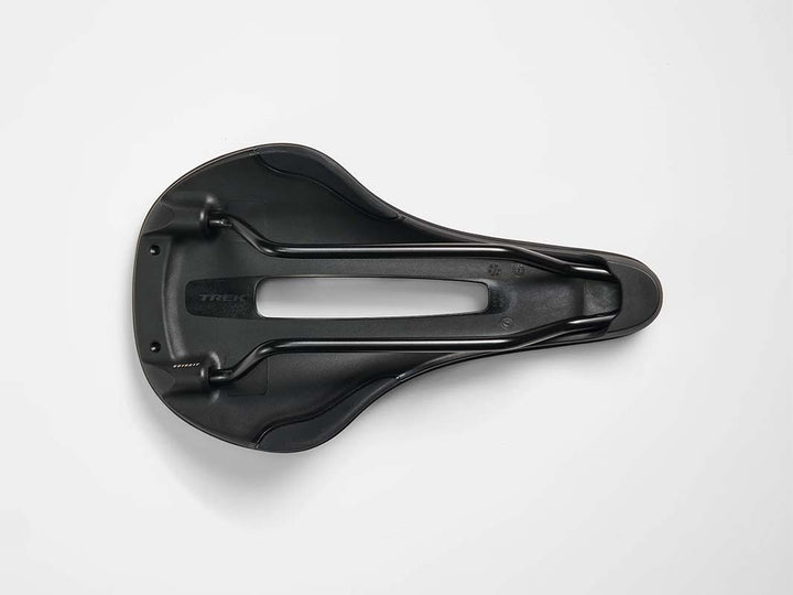 品名：トレックバースショートコンプサドル（Trek Verse Short Comp Bike Saddle）、撮影部位：裏面（サドルレール部分）