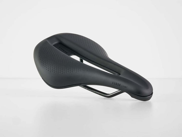 品名：トレックバースショートコンプサドル（Trek Verse Short Comp Bike Saddle）、撮影部位：座面を斜め前方から