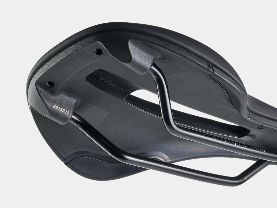 品名：トレックバースショートコンプサドル（Trek Verse Short Comp Bike Saddle）、撮影部位：レールを斜め後方から