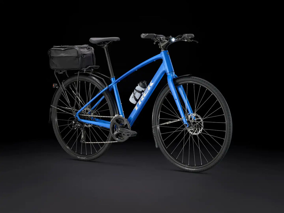 ブランド：Trek, モデル：FX 1 Gen 4, 年式：2025年, カラー：Alpine Blue, ボトル・ボトルケージ・フェンダー・キャリア・トランクバッグ・ライトを装着したイメージ画像（全て別売り）