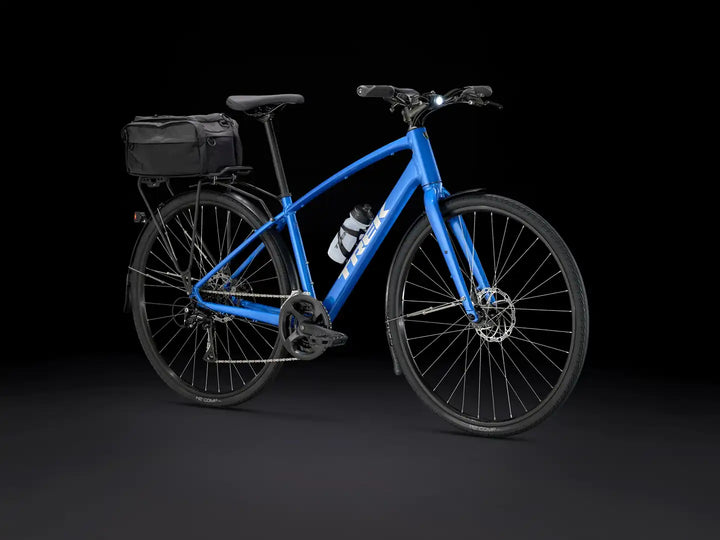 ブランド：Trek, モデル：FX 1 Gen 4, 年式：2025年, カラー：Alpine Blue, ボトル・ボトルケージ・フェンダー・キャリア・トランクバッグ・ライトを装着したイメージ画像（全て別売り）