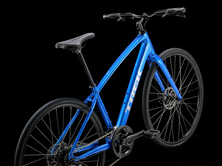 ブランド：Trek, モデル：FX 1 Gen 4, 年式：2025年, カラー：Alpine Blue, 斜め後方からの全体画像