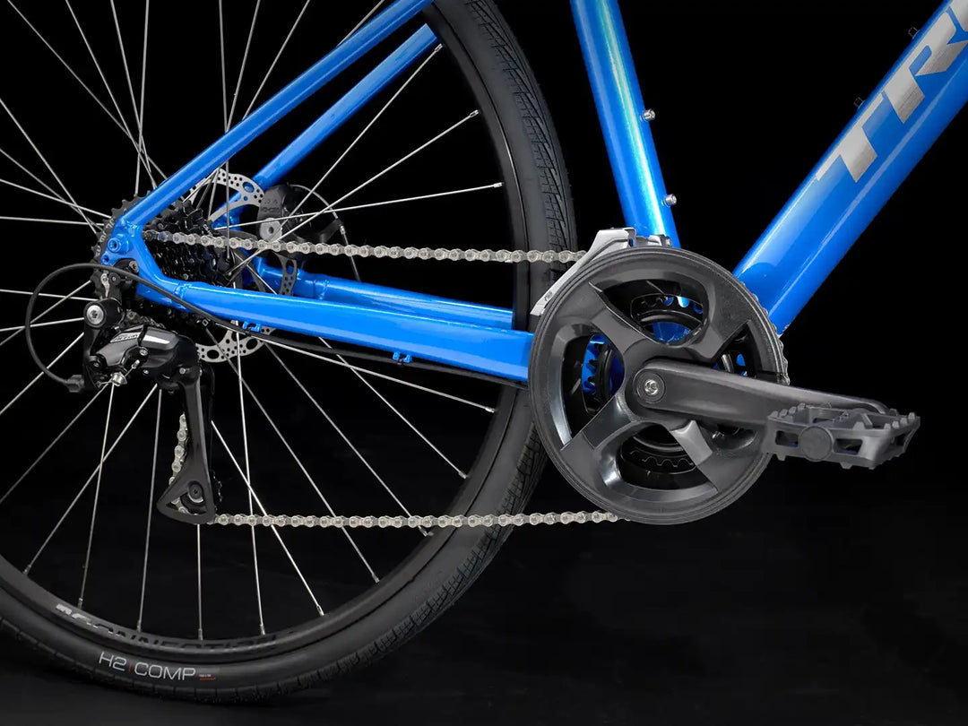 ブランド：Trek, モデル：FX 1 Gen 4, 年式：2025年, カラー：Alpine Blue, パーツ：2 x 8 の16段変速ドライブトレインの写真