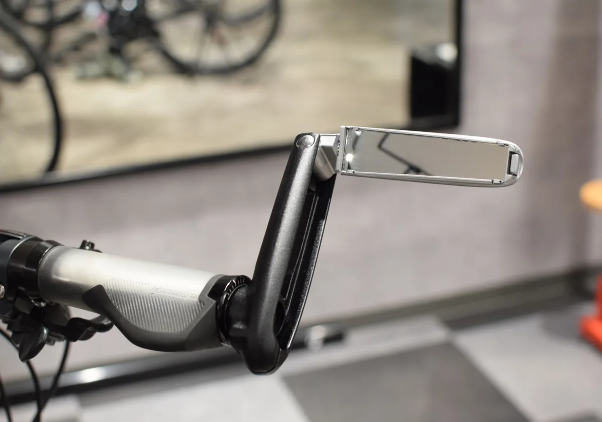 クロスバイクにバーエンドミラーを取り付けた写真
