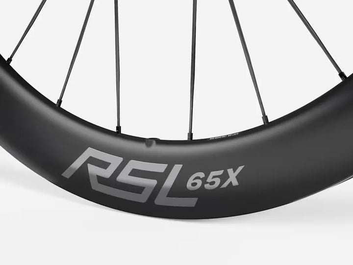 Bontrager Aeolus RSL 65X カーボンロードホイール（ボントレガー アイオロス RSL 65X）バルブホール付近のロゴ