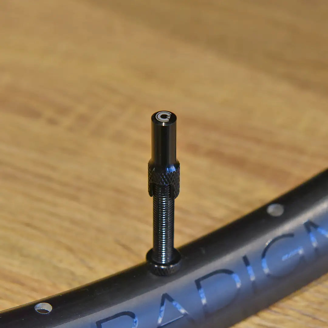 CLIK VALVE（クリックバルブ）ダストキャップ Blackカラーをクリックバルブに取り付け