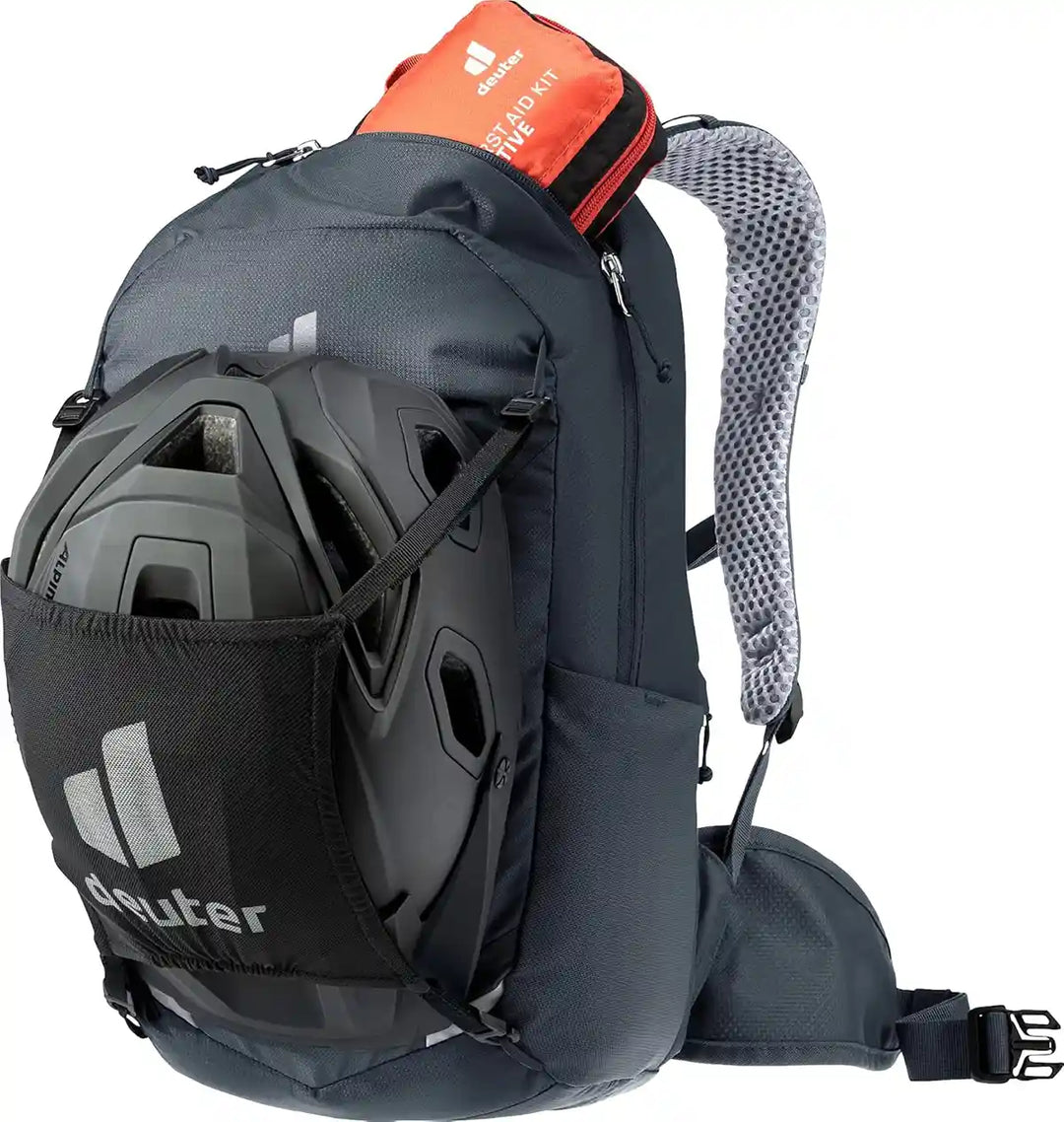 Deuter（ドイター）BIKE ONE（バイクワン）16リットル　ブラックのヘルメットホルダー使用している写真