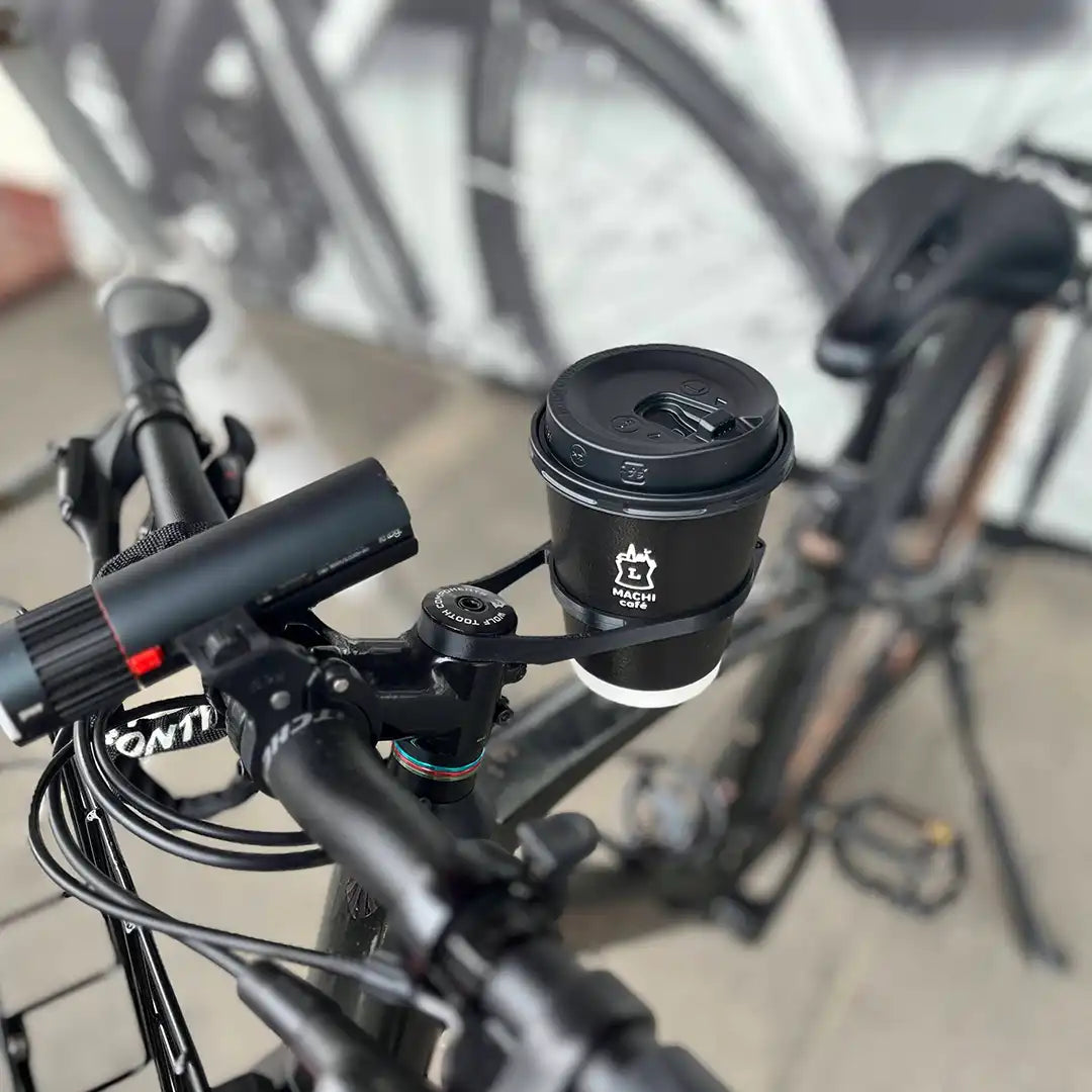 Equipt Clitch（クラッチ）ブラックをクロスバイクに取り付けてコンビニのＬサイズのホットコーヒーを運ぶ