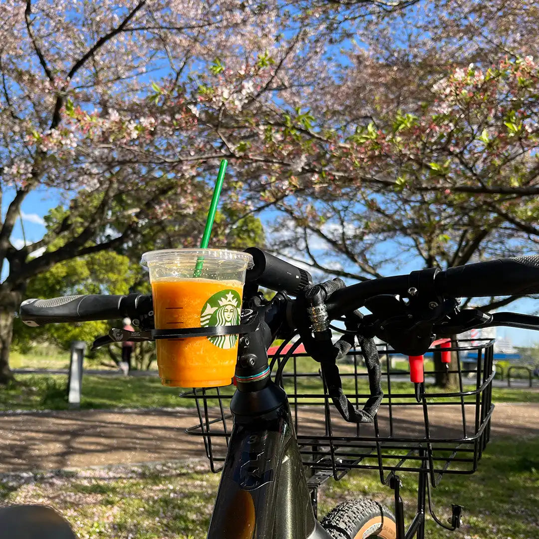 Equipt Clitch（クラッチ）ブラックをクロスバイクに取り付けてスタバのフラペチーノを入れてみた