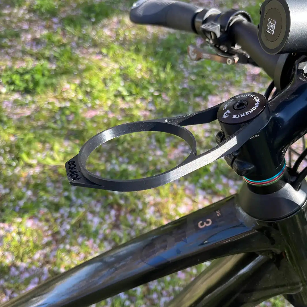 Equipt Clitch（クラッチ）ブラックをステムキャップ下に取り付け