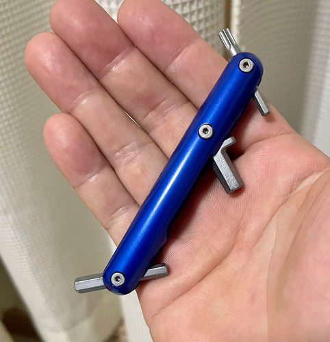 equipt サーディン（イクイプト）手のひらに乗せてサイズ感を確認