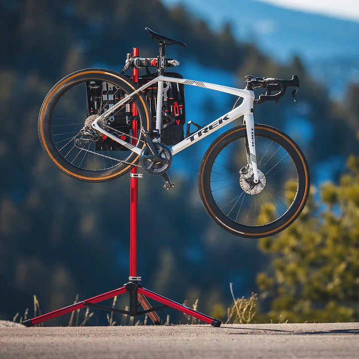 Feedback Sports Pro-Mechanic Bike Repair Standを屋外で展開しシクロクロスバイクをクランプ