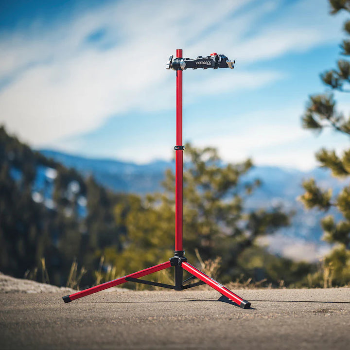 Feedback Sports Pro-Mechanic Bike Repair Standを屋外に置いたときのたたずまい