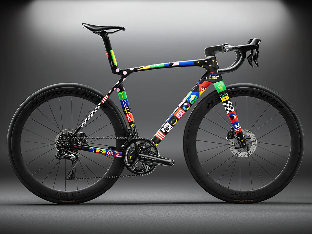 Trek Madone SL 7 Gen 8 The First 50 Replica　スタジオにて真横から撮影