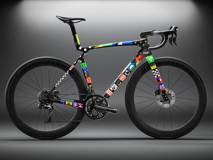 Trek Madone SL 7 Gen 8 The First 50 Replica　スタジオにて真横から撮影