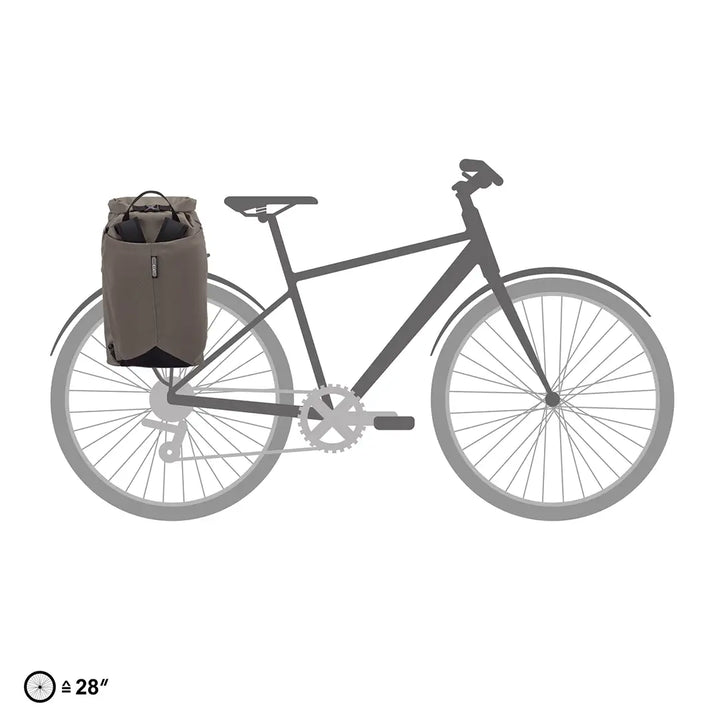 Ortlieb（オルトリーブ）Vario Lite（ヴァリオライト）カラー：ダークサンドをリアキャリアに付けたときのサイズ感イメージ