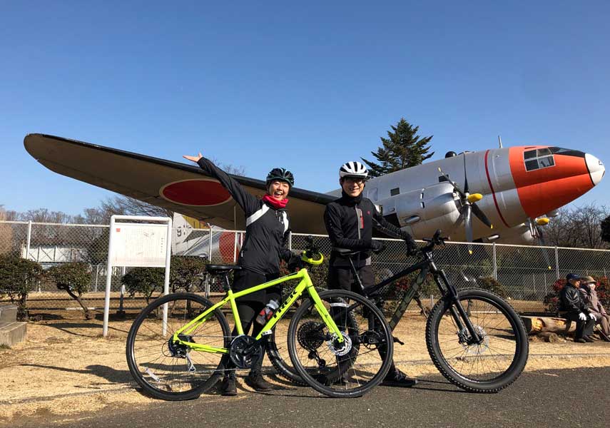 クロスバイクとマウンテンバイクでのポタリング中、所沢航空記念公園に屋外展示されている飛行機の前で撮影した写真