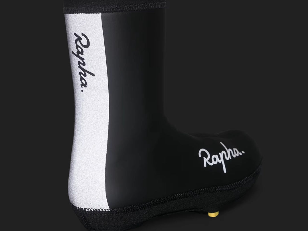 Rapha（ラファ）ディープウィンターオーバーシューズのかかと側には反射素材が大幅に配置されている