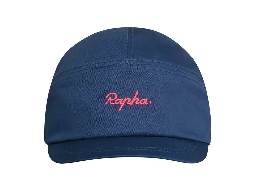 Rapha Logo Cap ネイビーの生地にピンクのRaphaロゴが入る