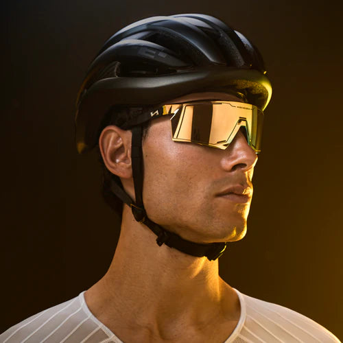 SCICON SPORTS アイウェアAEROSTORM カラー：マルチミラーブロンズ　男性ライダーが装着