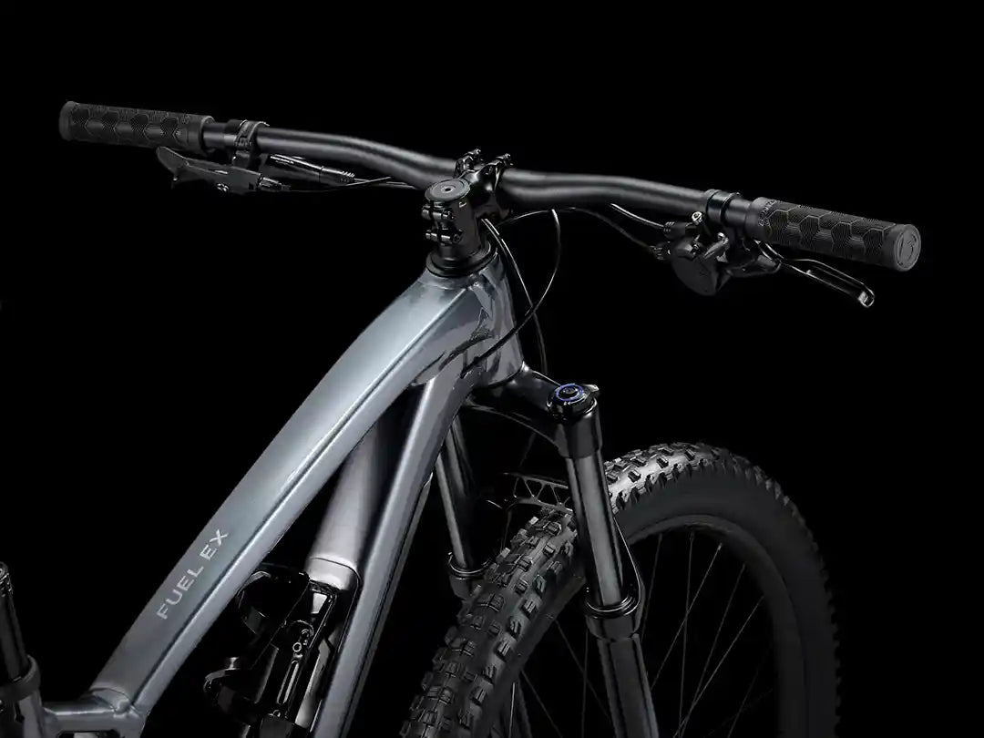 メーカー：TREK　年式：2025　モデル：Fuel EX 5 Gen6　色： Galactic Grey/DarkStar　トップチューブを斜め上方向から撮影