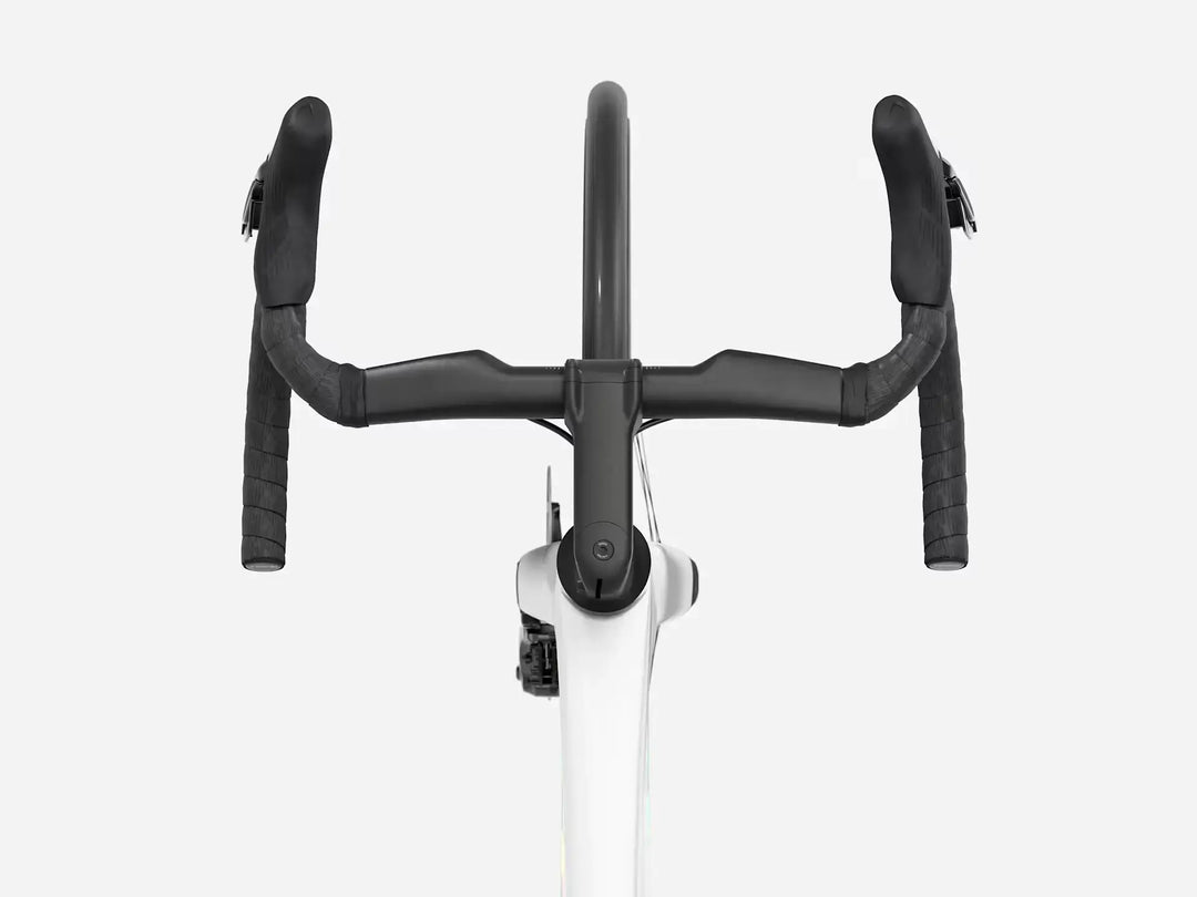 TREK Madone SL7 Gen8（2026年モデル）カラー：Gloss Crystal White/Matte Deep Smoke　ハンドル真上から