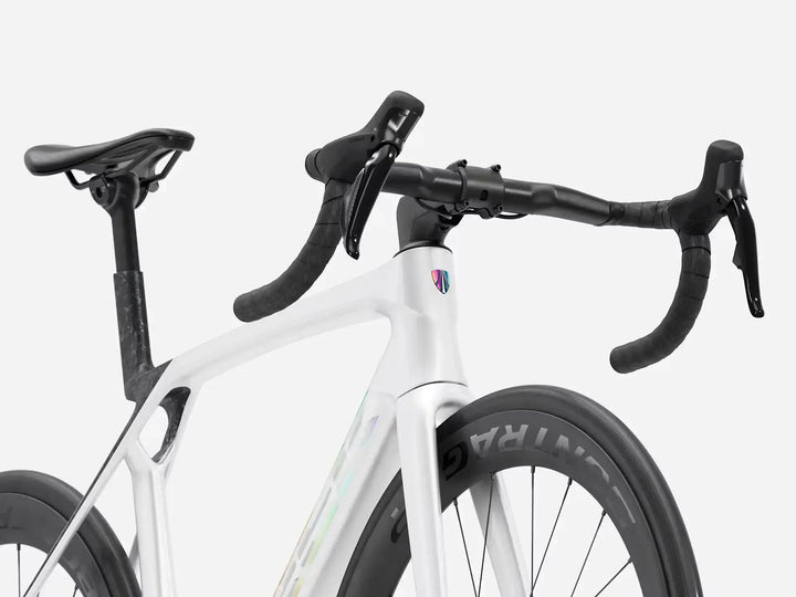 TREK Madone SL7 Gen8（2026年モデル）カラー：Gloss Crystal White/Matte Deep Smoke ヘッドチューブ周辺
