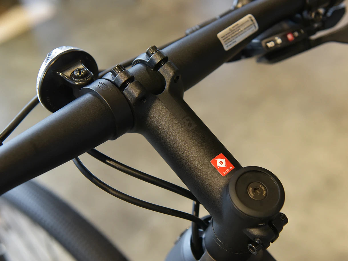 Trek FX Sport SL 4 2027年モデル カーボンクロスバイク