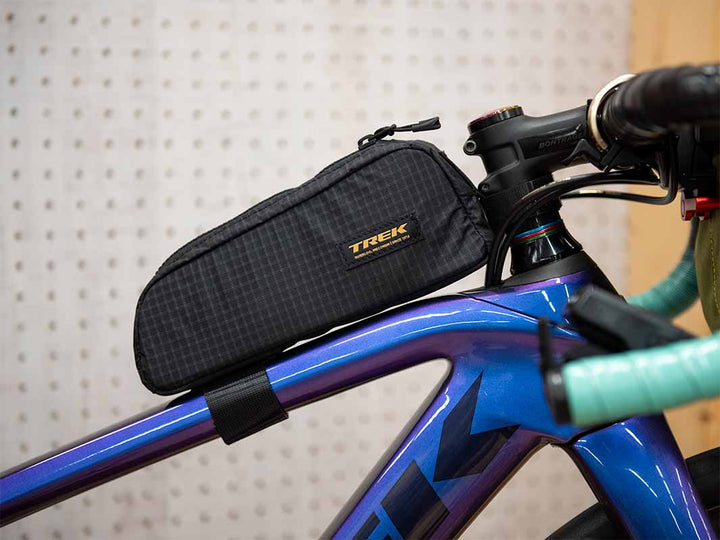 trekのadventure top tube bagをDomaneにストラップで取り付け