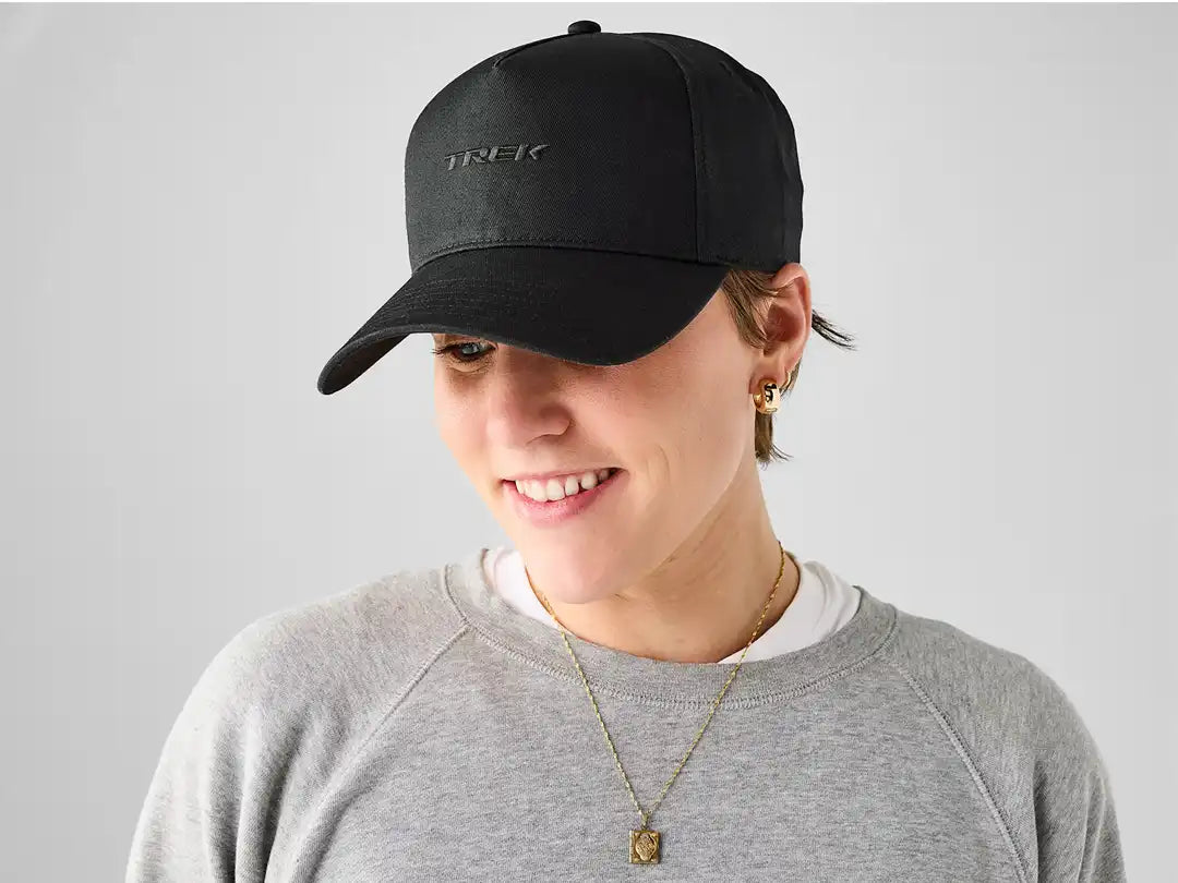 Trek Black ロゴハット（カラー：ブラック）をかぶる女性