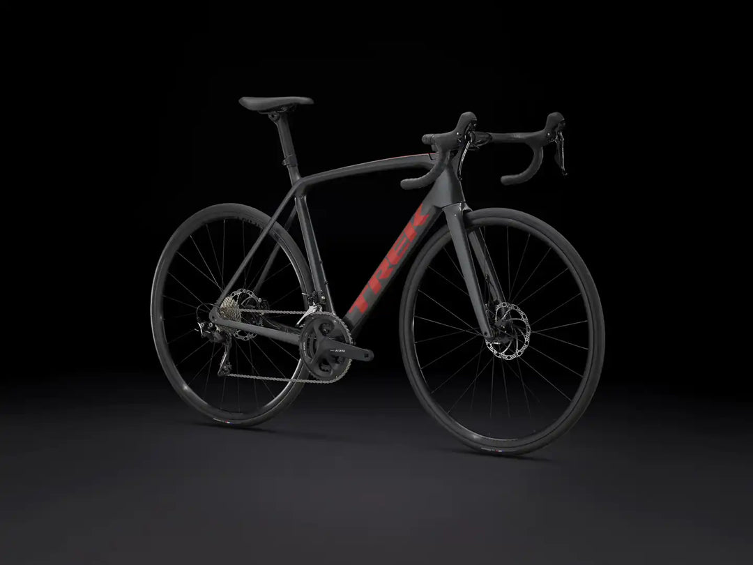 TREK Emonda SL4のリチウムグレーをななめ前方から撮影