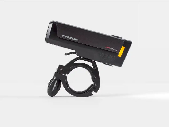 TREKのフロントライト Ion Pro RTには、サイドにオレンジのランプが光る