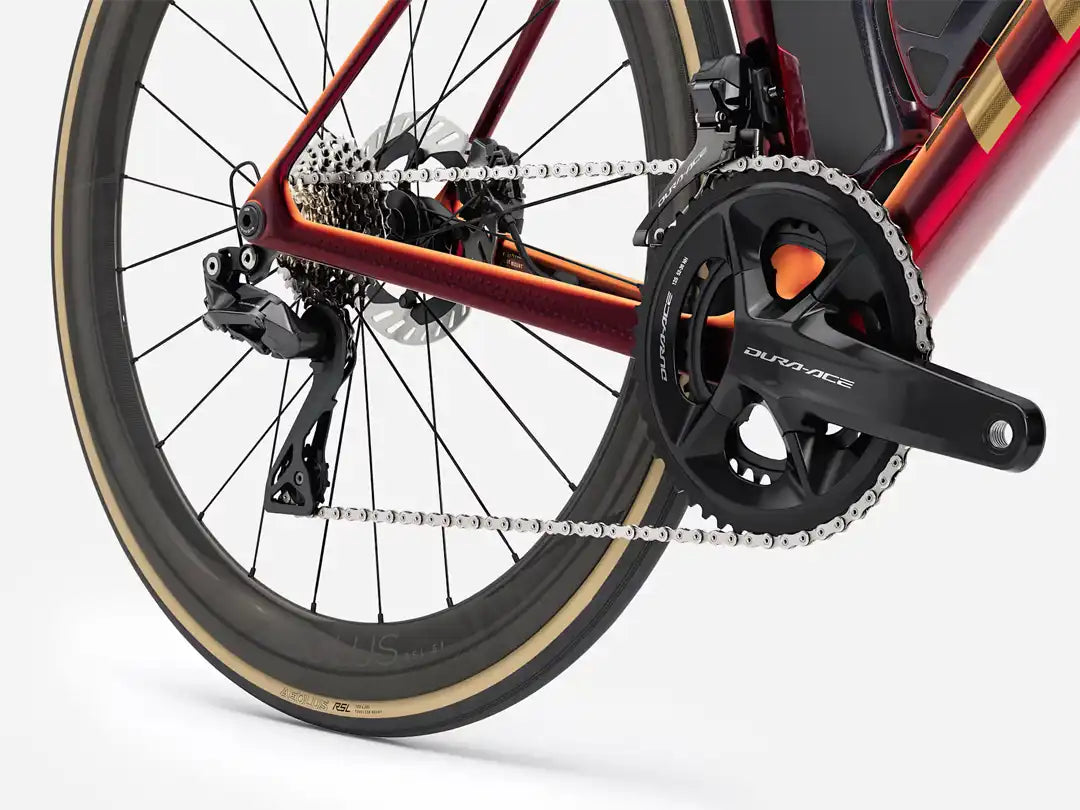 モデル名：TREK Madone SLR 9 Gen 8  カラー：ICON Serpentine　電動Di2デュラコンポーネントで構成