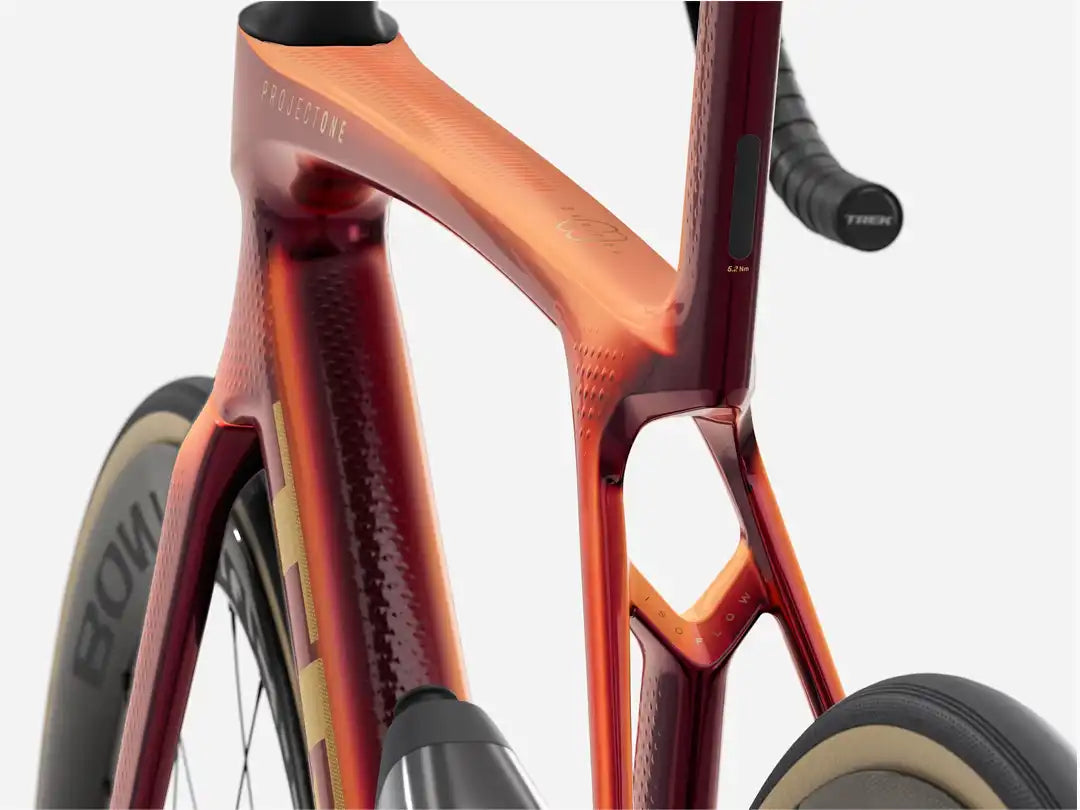 モデル名：TREK Madone SLR 9 Gen 8  カラー：ICON Serpentine　蛇皮を思わせるうろこ模様