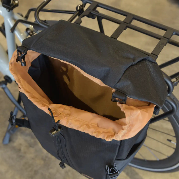 Trek MIK Studs シングルパニアの内側生地はキャメルカラー