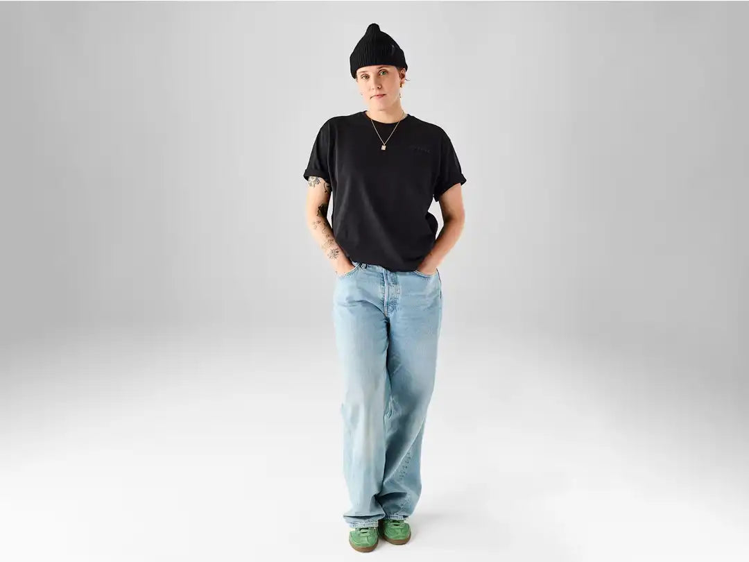 Trek Monochromatic Tシャツをジーンズに合わせて着る女性の全身ショット