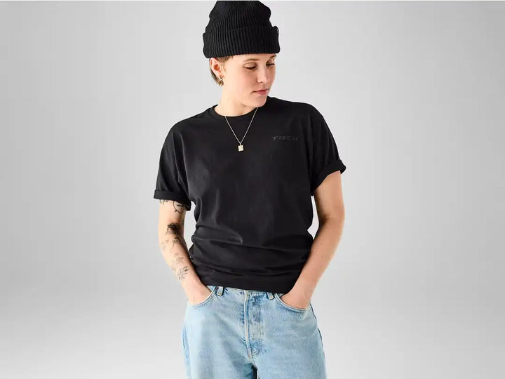 Trek Monochromatic Tシャツをジーンズに合わせて着る女性