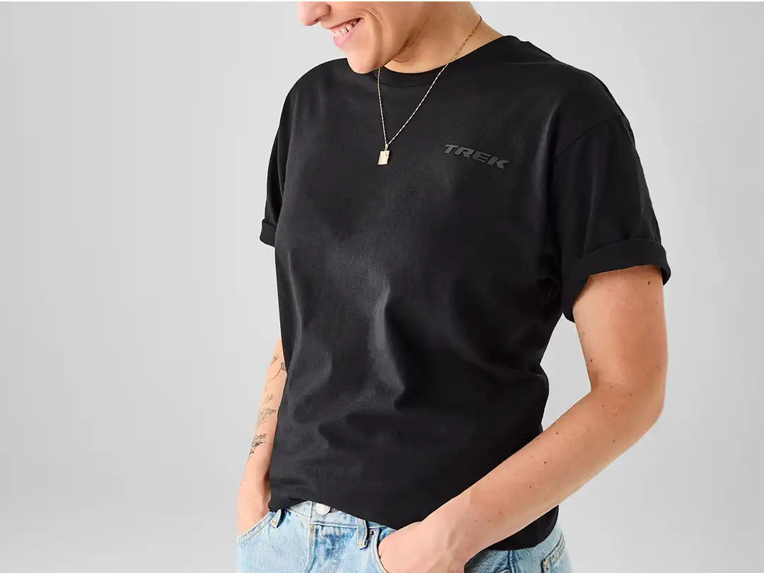 Trek Monochromatic Tシャツを着る女性