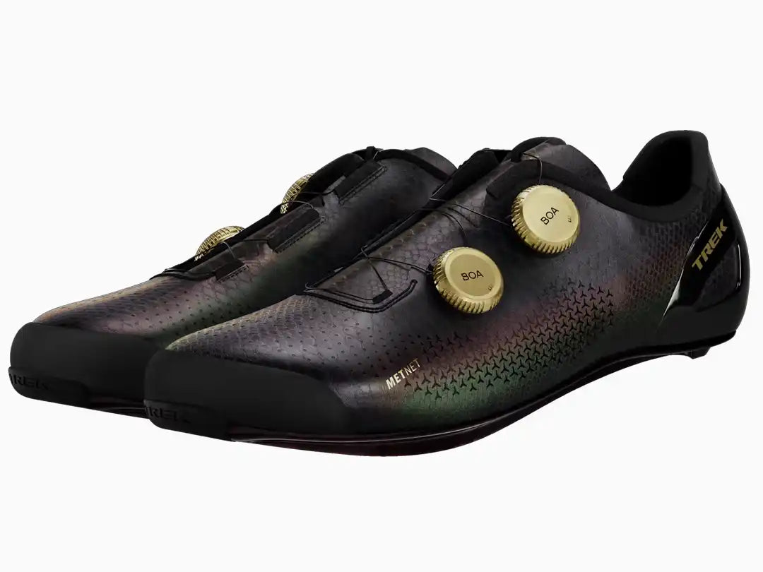 Trek RSLロードサイクリングシューズ　カラー：Black/Red (dark)　斜め前から
