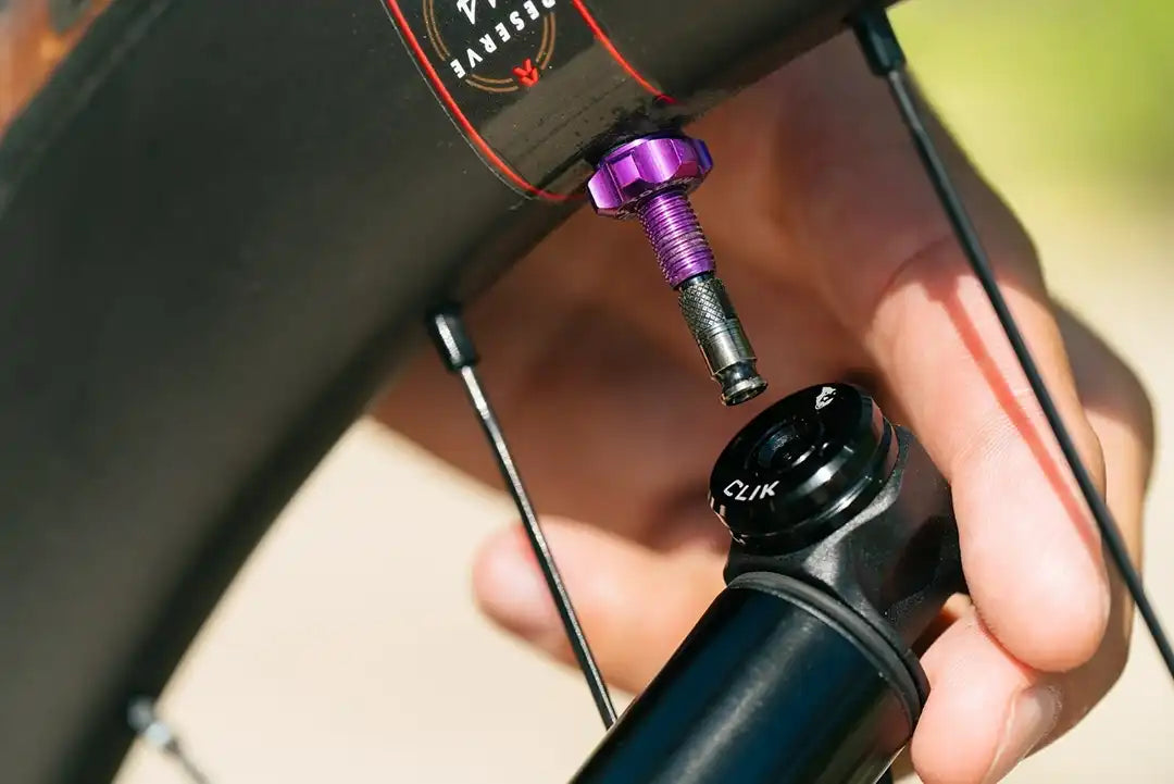 Wolf Tooth Tubeless Valve Stem Kit for Clik Valve 専用のポンプで空気を入れようとしているところ