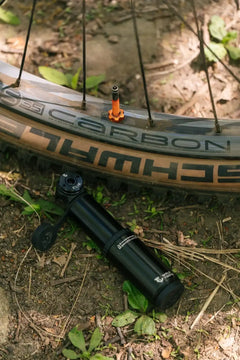 Wolf Tooth Tubeless Valve Stem Kit for Clik Valve トレイルにてクリックバルブ専用ポンプでエア調整
