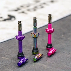 Wolf Tooth Tubeless Valve Stem Kit for Clik Valve （ウルフトゥース チューブレスバルブ クリックバルブ）左からパープル、レインボー、ピンク