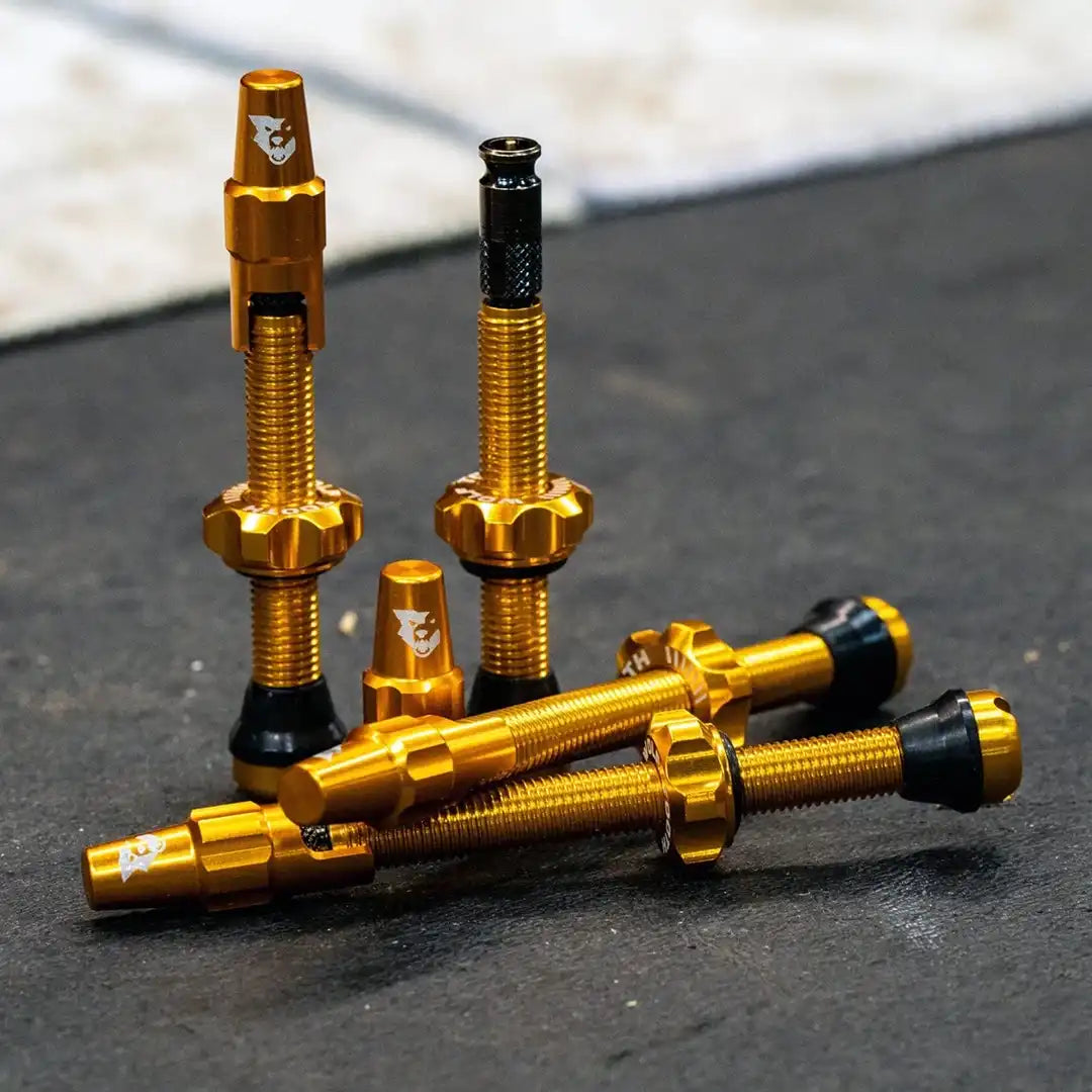 Wolf Tooth Tubeless Valve Stem Kit for Clik Valve （ウルフトゥース チューブレスバルブ クリックバルブ）ゴールドの44ｍｍと60ｍｍ