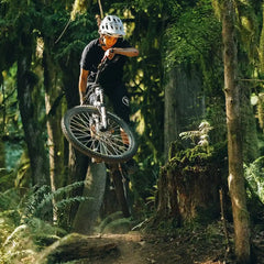 Wolf Tooth（ウルフトゥース）CTRL Trail Clipless Pedal でトレイルジャンプするイメージ