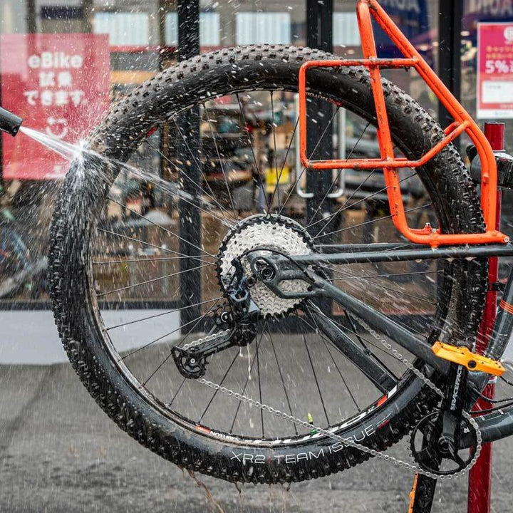 マックオフ バイククリーナーで洗車している様子